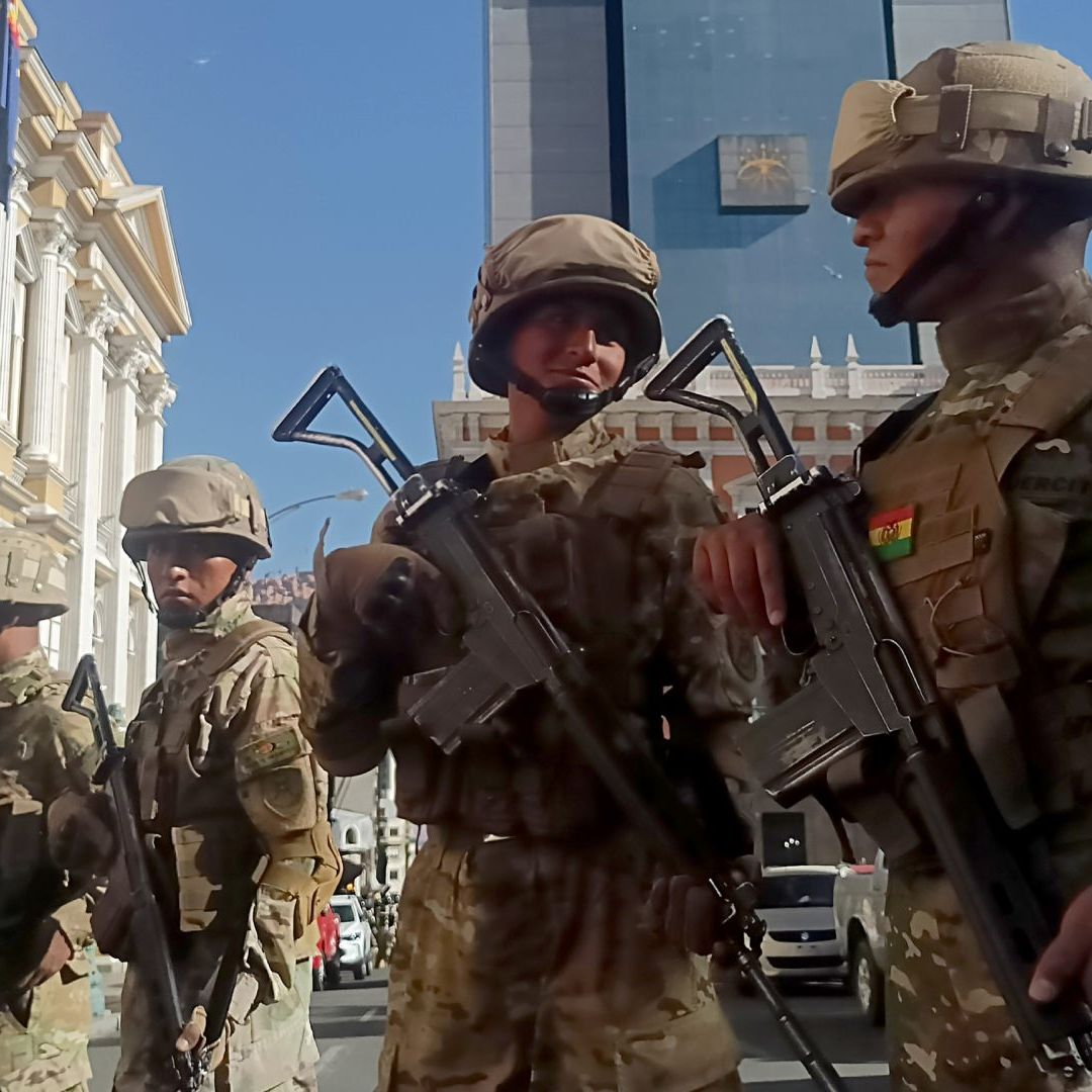 Militares se forman frente a la sede del Gobierno de Bolivia, este miércoles 26 de junio de 2024 en La Paz, Bolivia. Foto: EFE