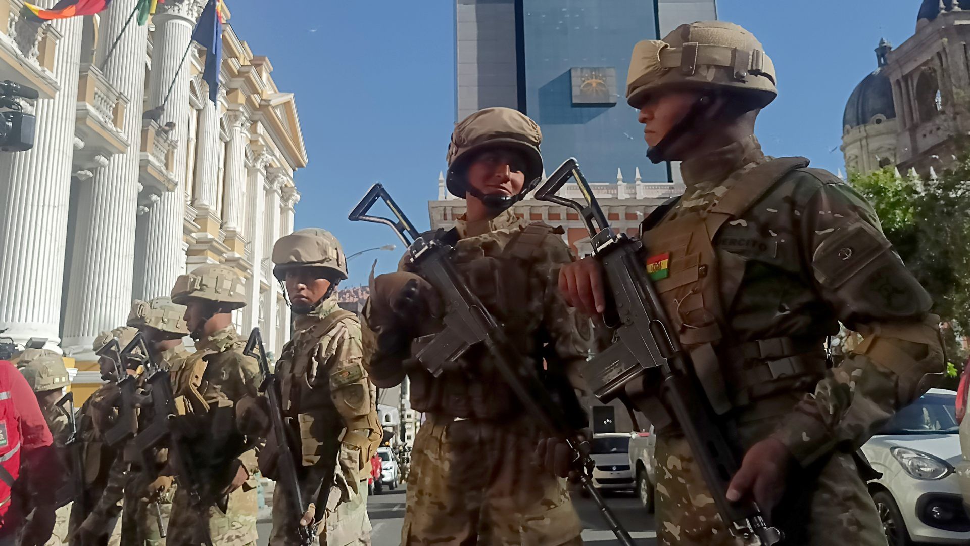 Militares se forman frente a la sede del Gobierno de Bolivia, este miércoles 26 de junio de 2024 en La Paz, Bolivia. Foto: EFE