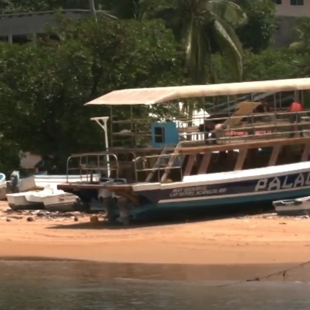 Denuncian que Playa Manzanillo en Acapulco Está Siendo Usada como Astillero Clandestino