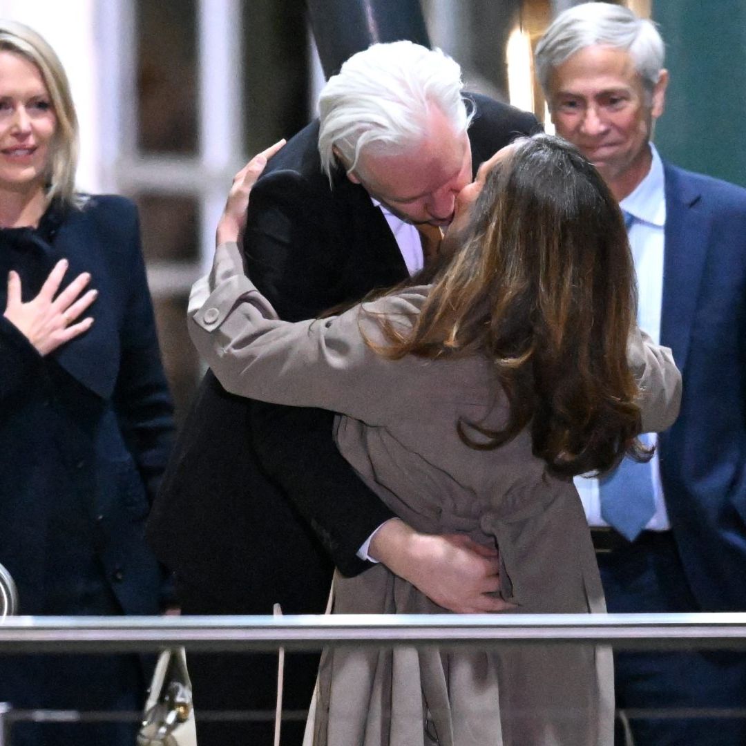 Con Un Beso a Su Esposa, Julian Assange Celebra su Regreso a Australia