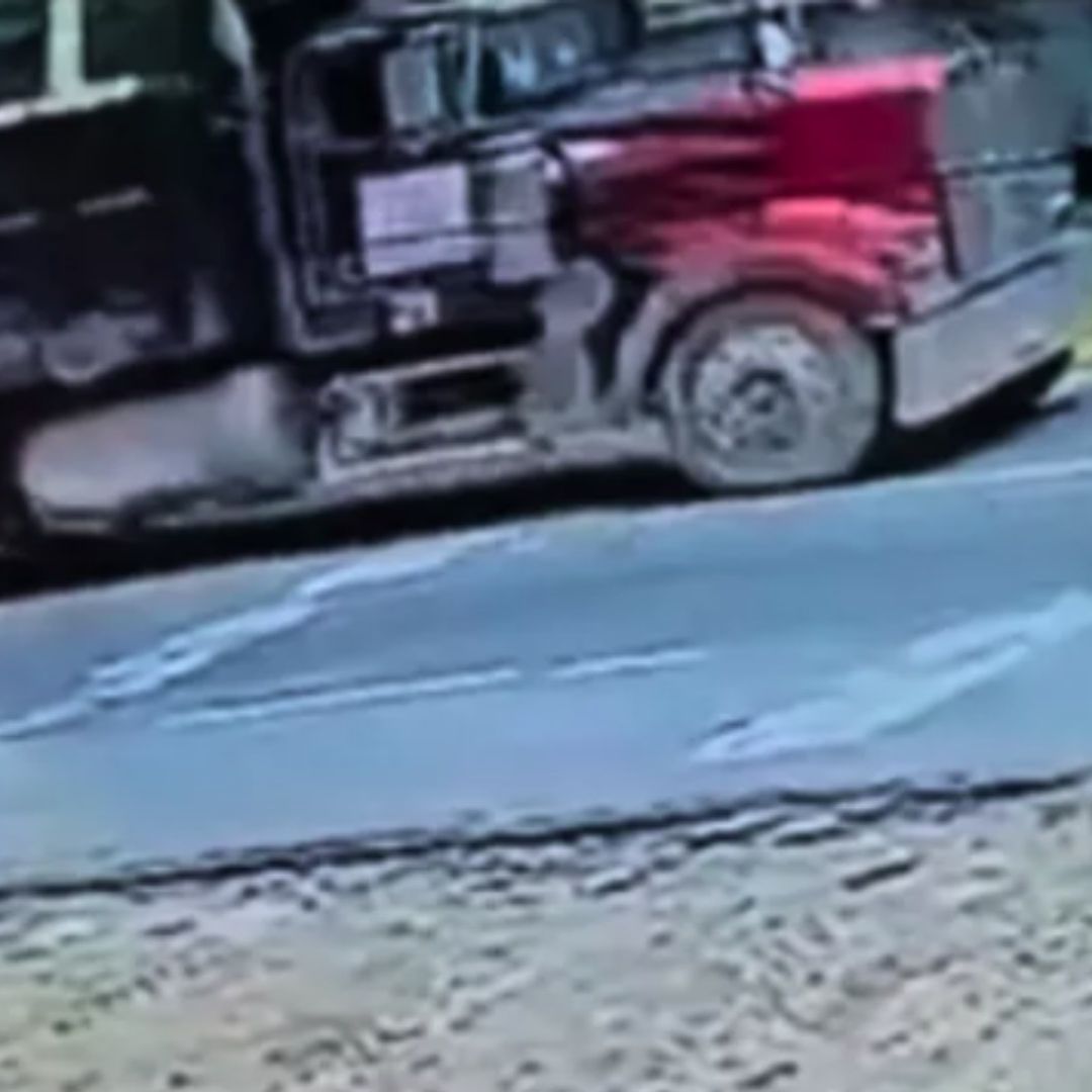 Camión estuvo a punto de arrollar a motociclista en Bacalar, Quintana Roo