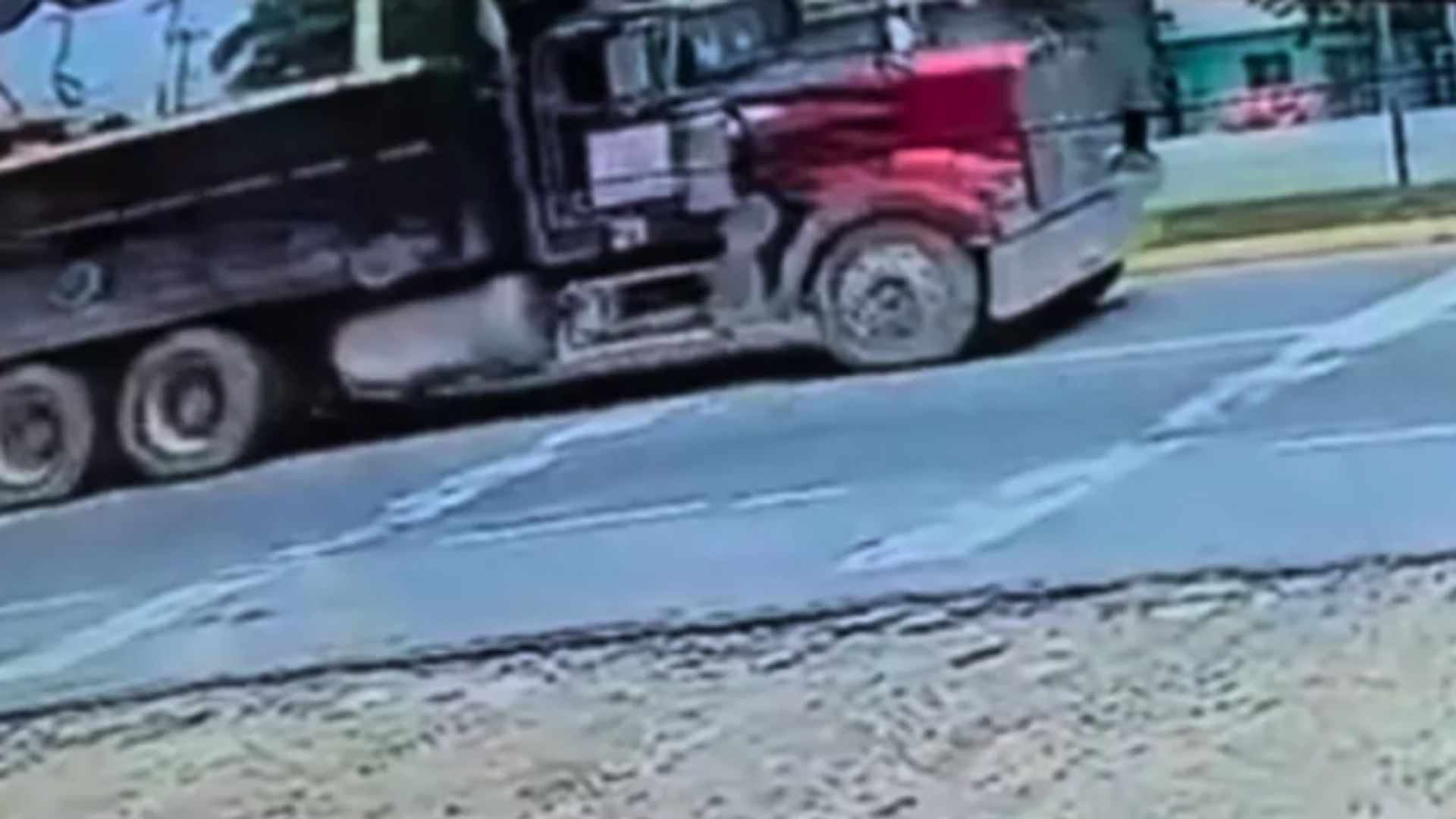 Camión estuvo a punto de arrollar a motociclista en Bacalar, Quintana Roo