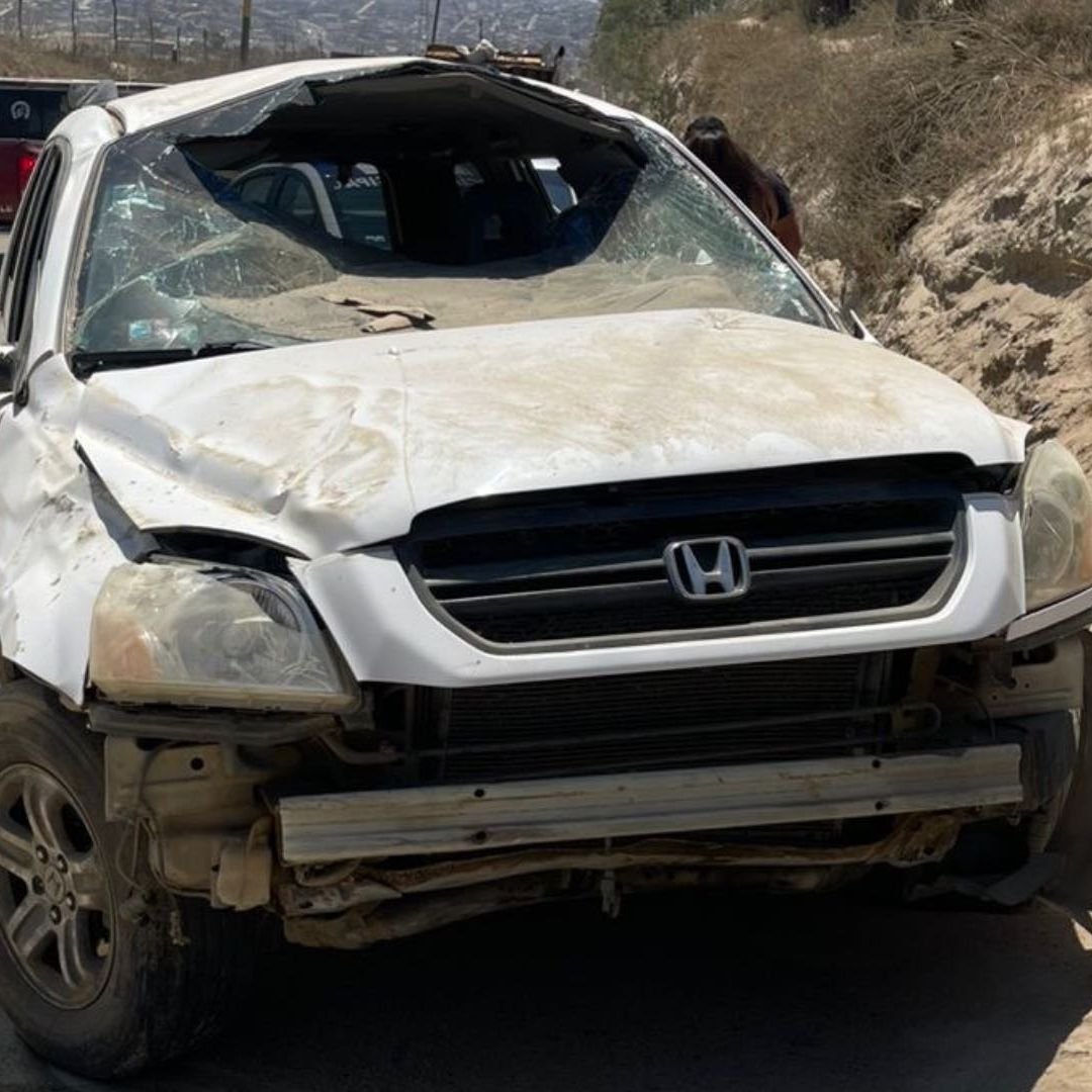 Menores Lesionados Tras Volcarse en Ensenada