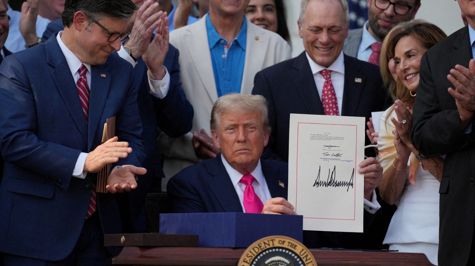 Trump Celebra Independencia de EUA con Firma de Polémica Ley Fiscal "One Big Beautiful Bill"