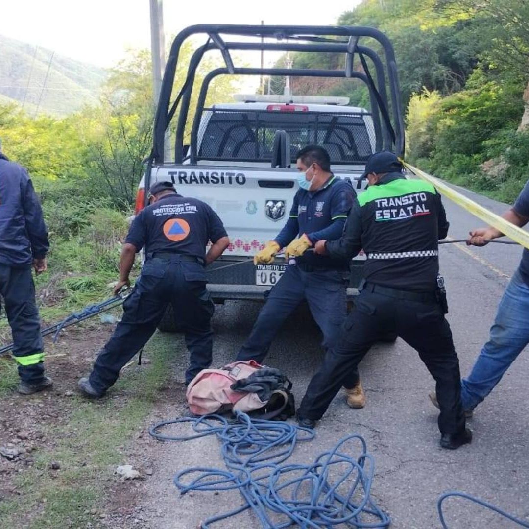 Personas jalan cuerda para rescatar a personas que cayeron en río en Guerrero