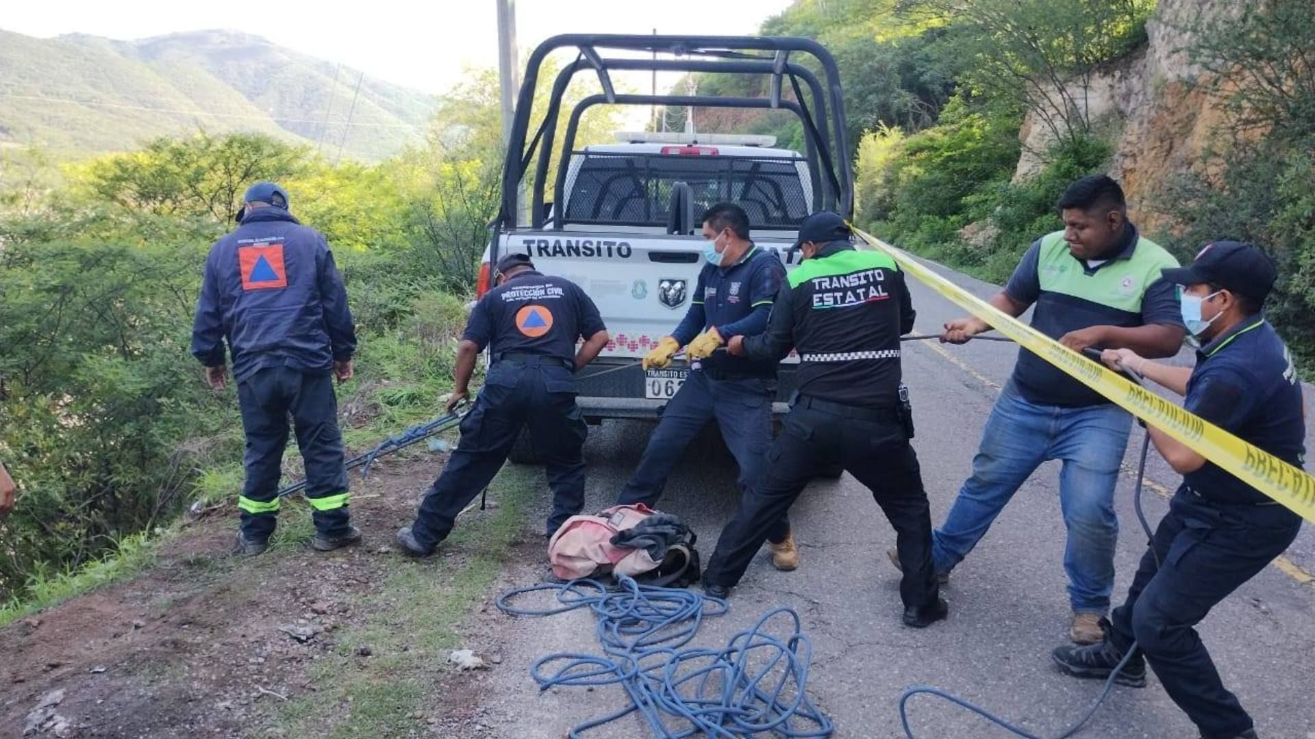 Personas jalan cuerda para rescatar a personas que cayeron en río en Guerrero