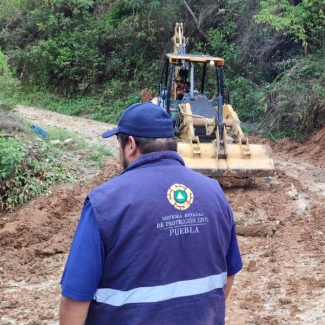 Derrumbe de tierra por lluvias en la Sierra Negra de Puebla deja a un muerto.