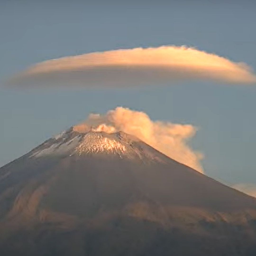 Nube lenticular sobre el cráter del volcán Popocatépetl este 4 de julio de 2025