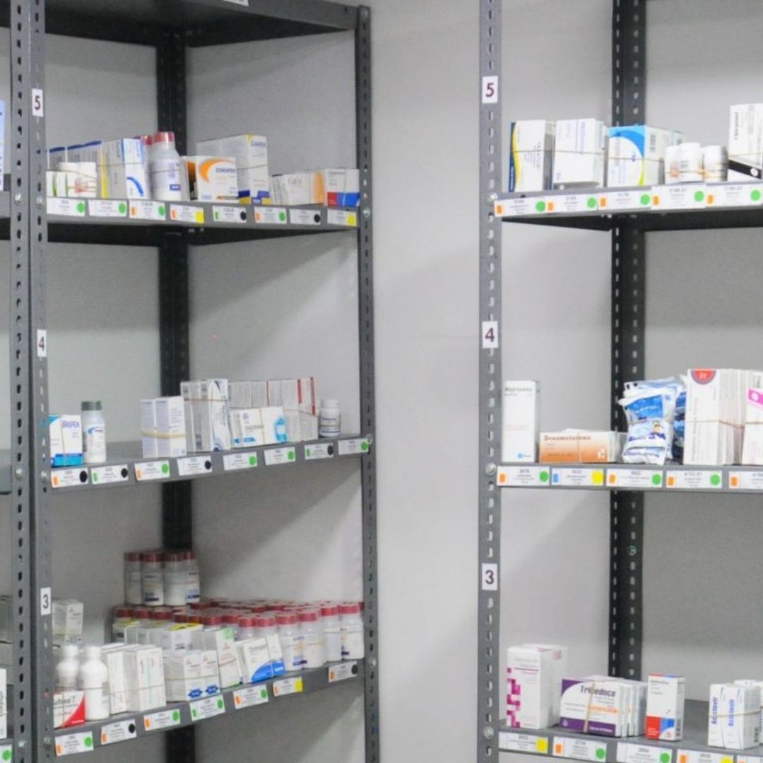Cajas de medicamentos en estantes de bodega