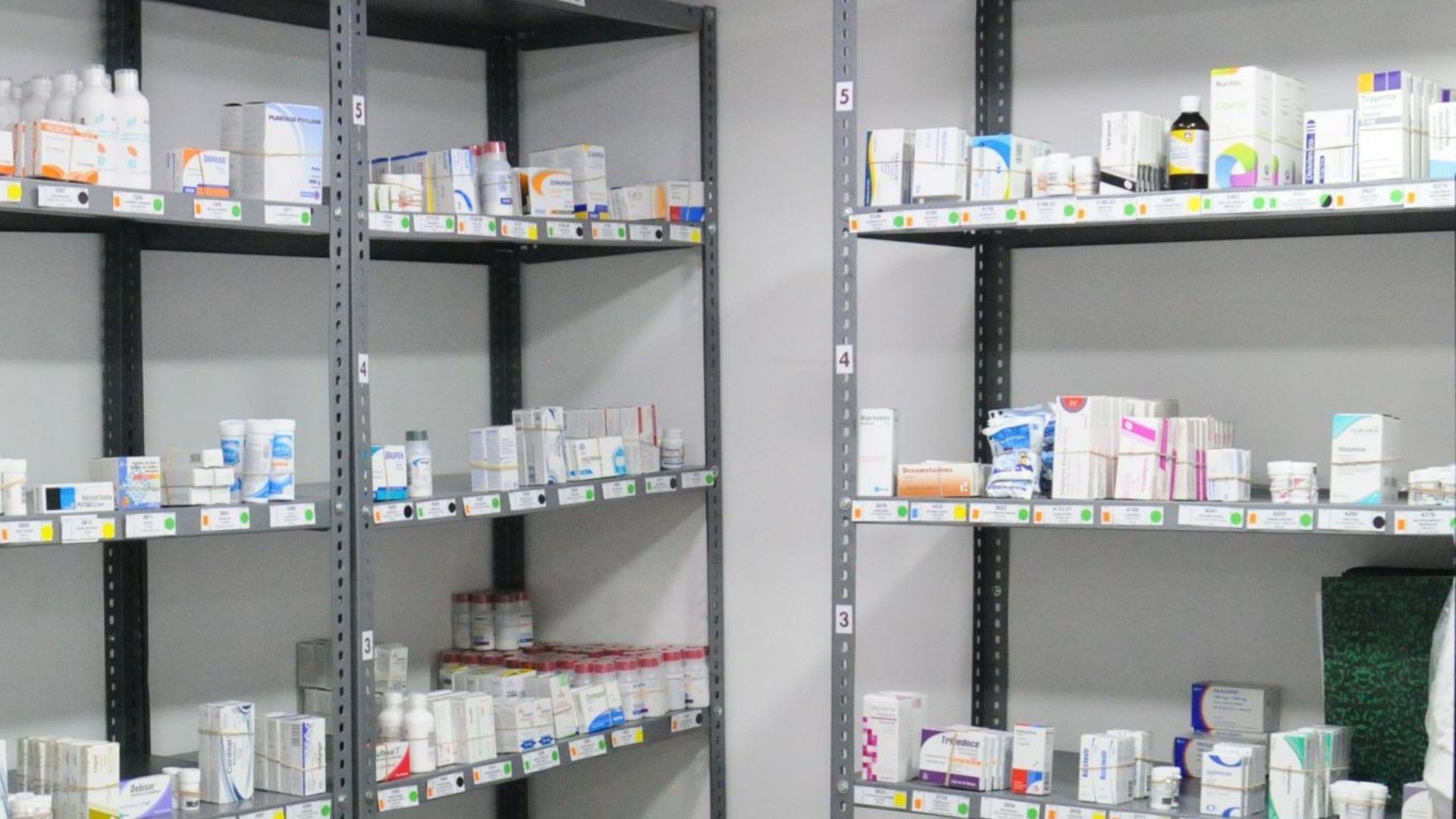 Cajas de medicamentos en estantes de bodega