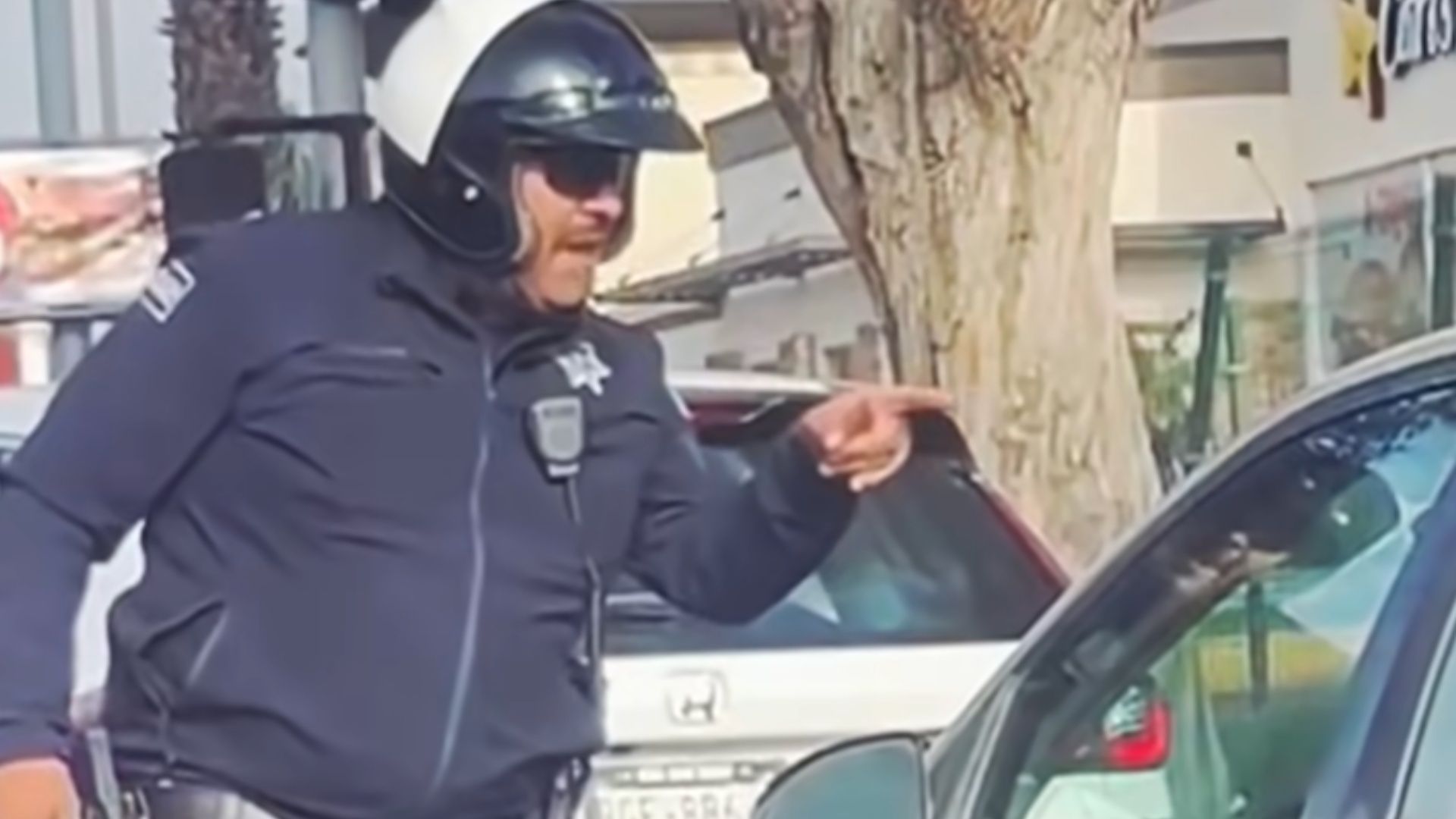 Policía señala a conductor por discusión en la calle