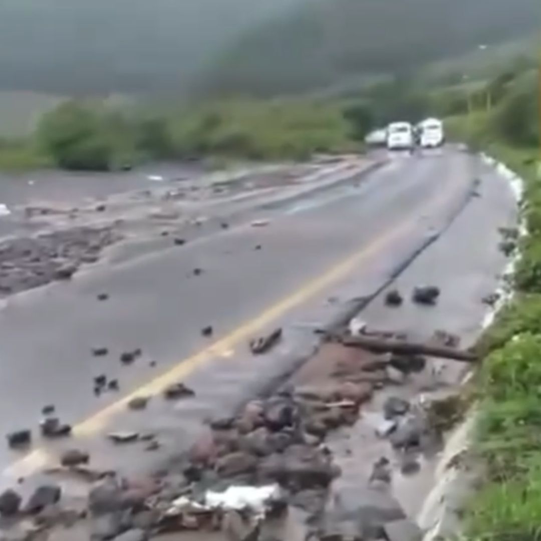 Cierre en Autopista Puebla-Orizaba por Deslave de Tierra y Rocas con Sentido a Puebla
