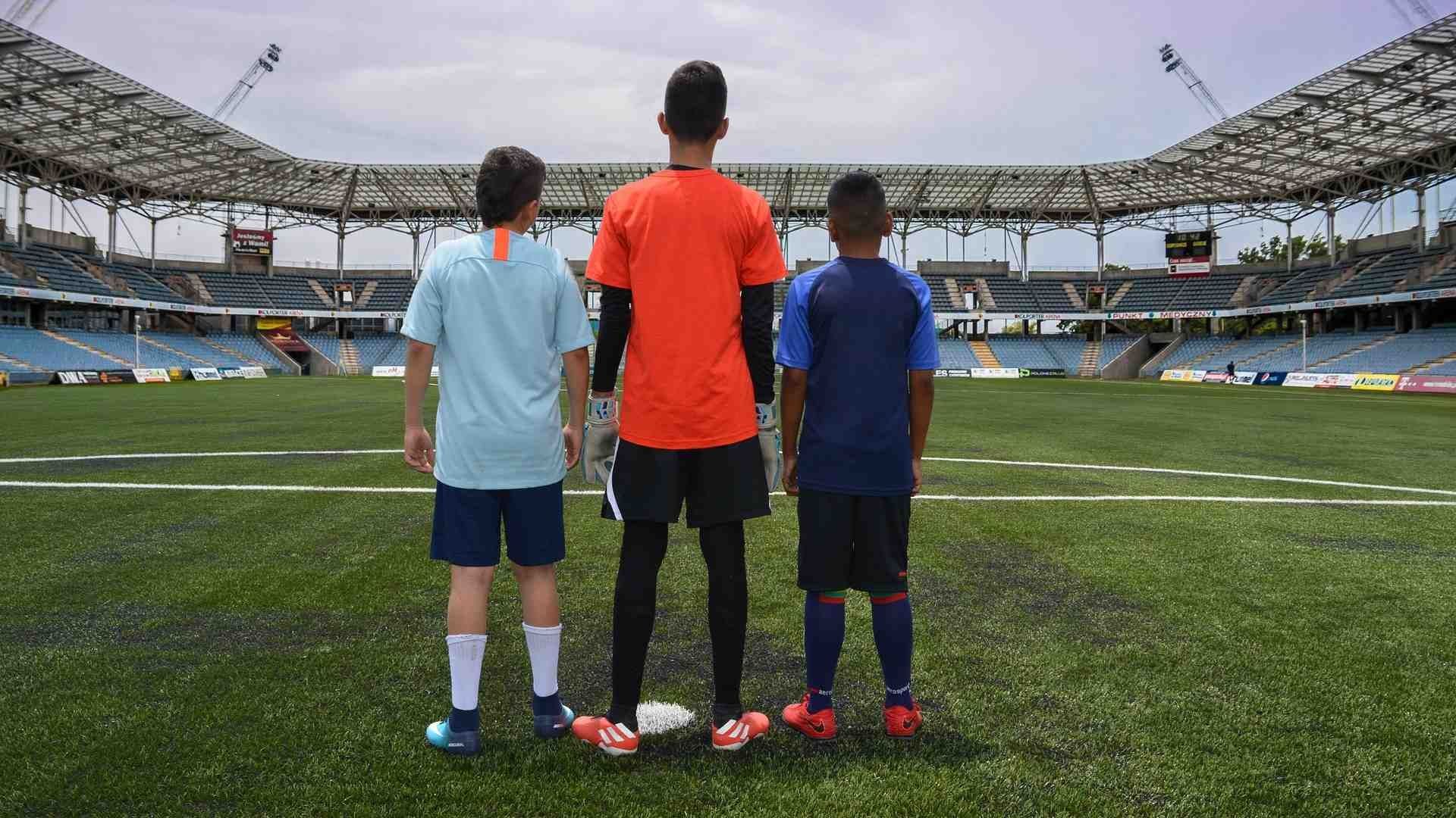 Niños jugando futbol