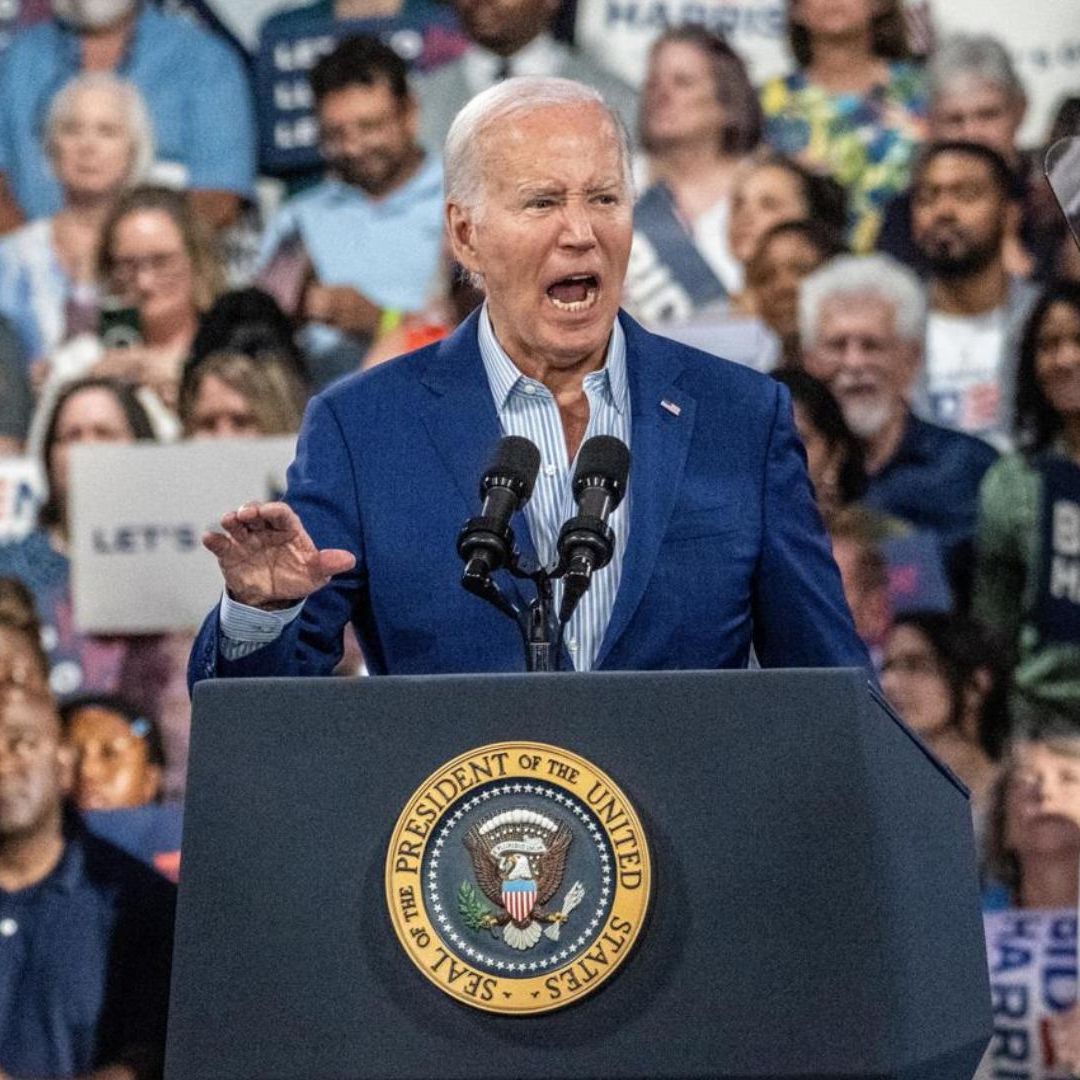 Joe Biden habla ante la multitud durante un evento de campaña en Carolina del Norte