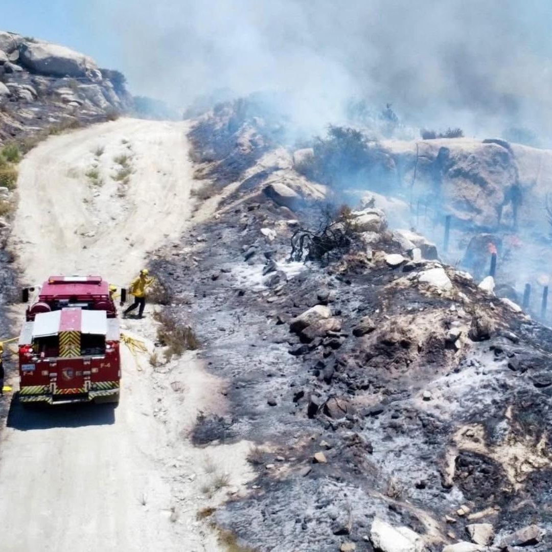Bomberos Combaten Incendio en Tecate, BC, Bajo la Sombra del Crimen Organizado