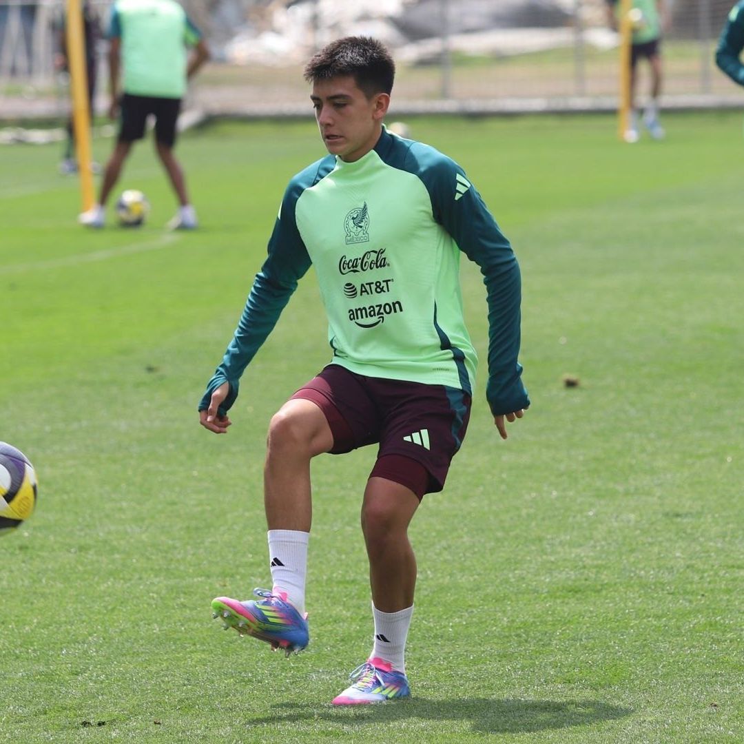 Él es el jugador más joven en debutar con la Selección Mexicana de Fútbol.