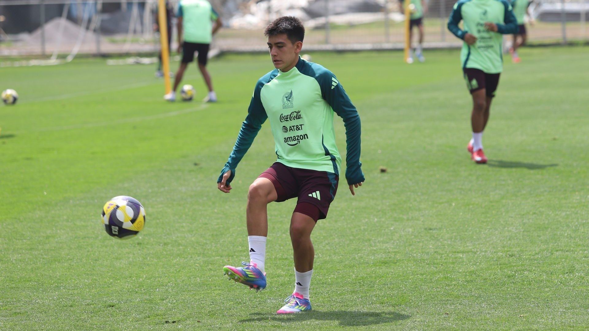 Él es el jugador más joven en debutar con la Selección Mexicana de Fútbol.