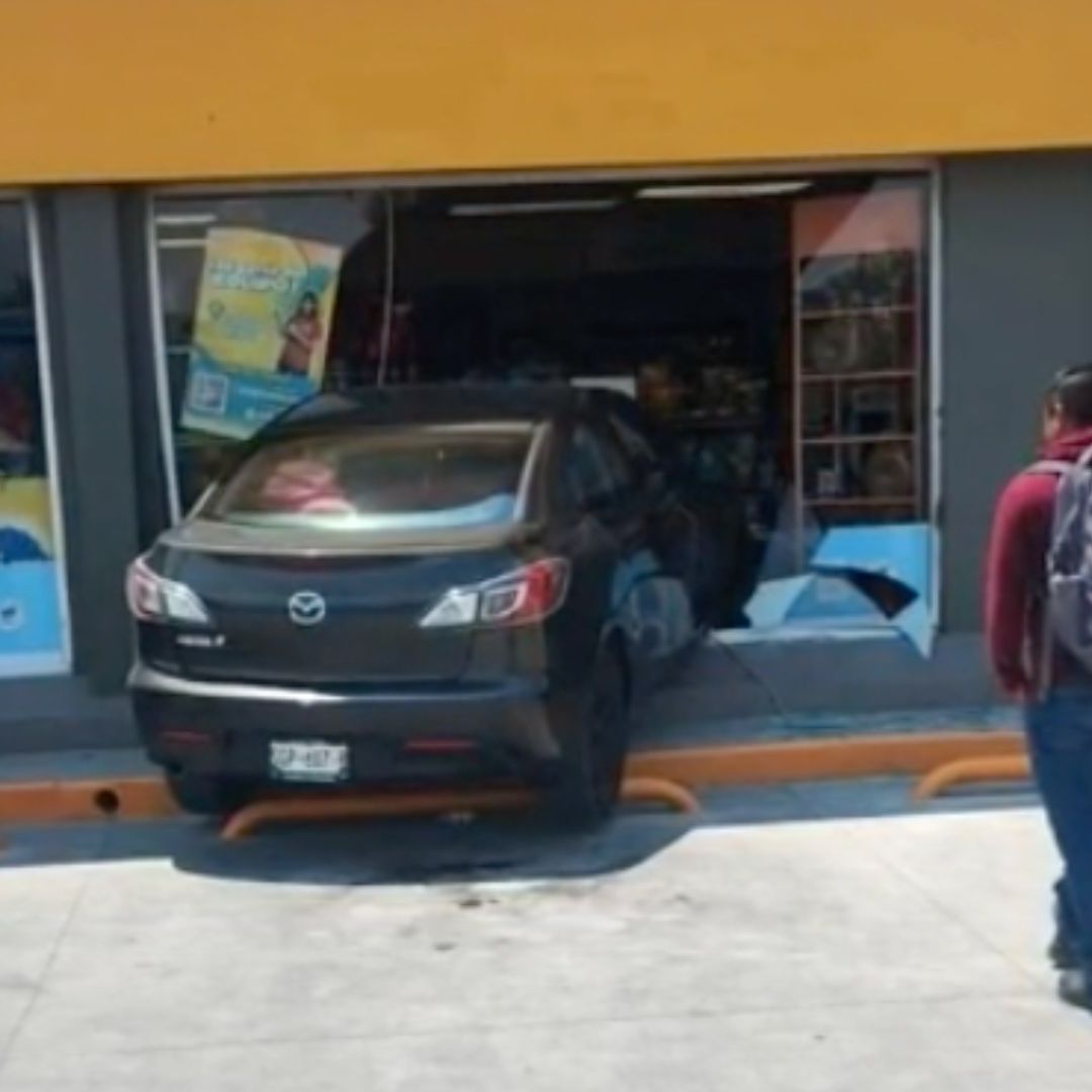 Auto dentro de tienda conveniencia