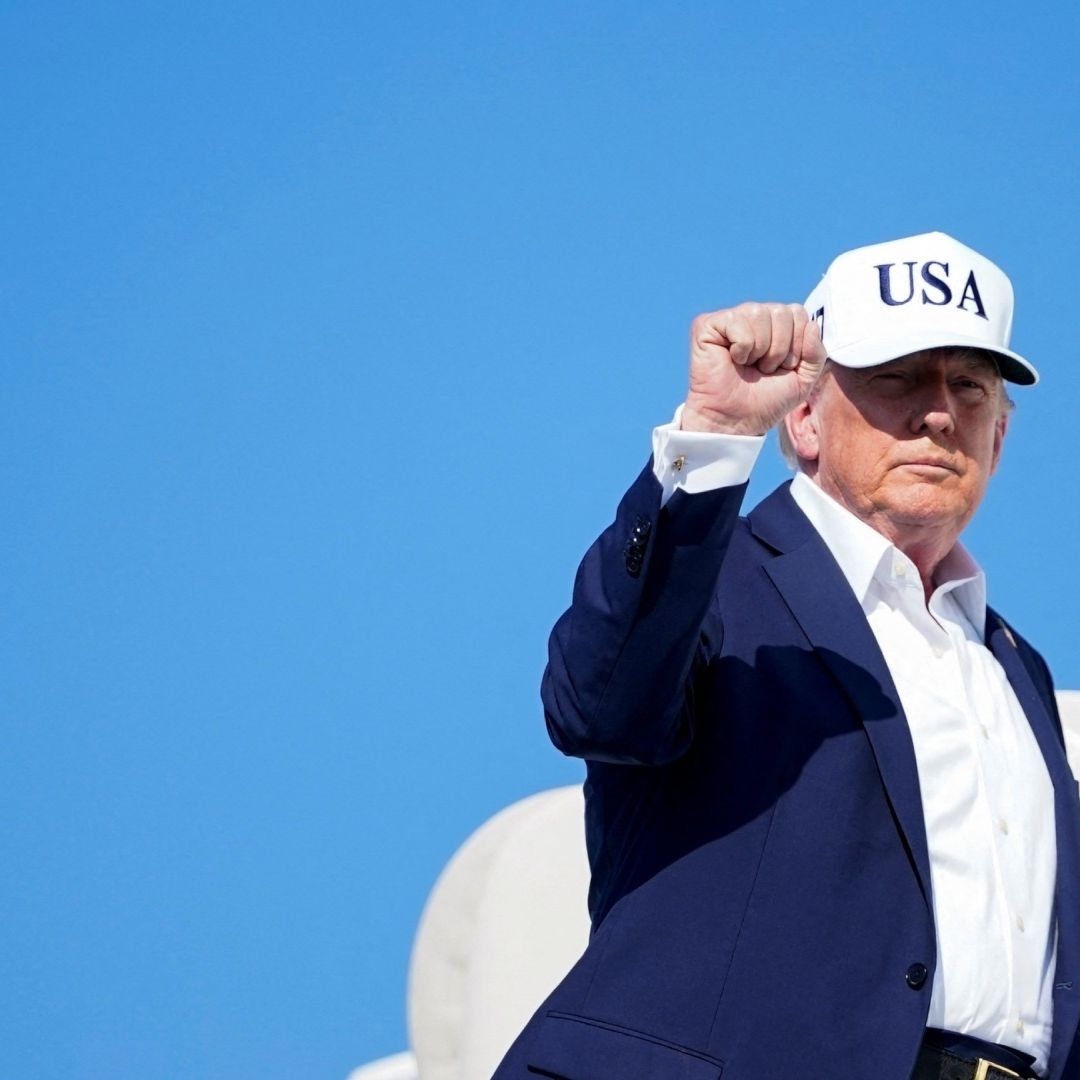 Donald Trump saluda antes de subir a un avión