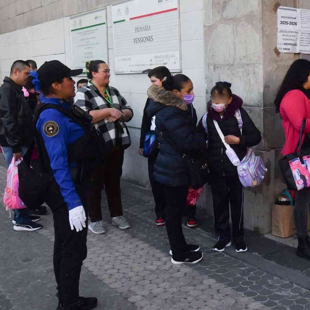 Alumnos y padres de familia en escuelas primaria de la CDMX