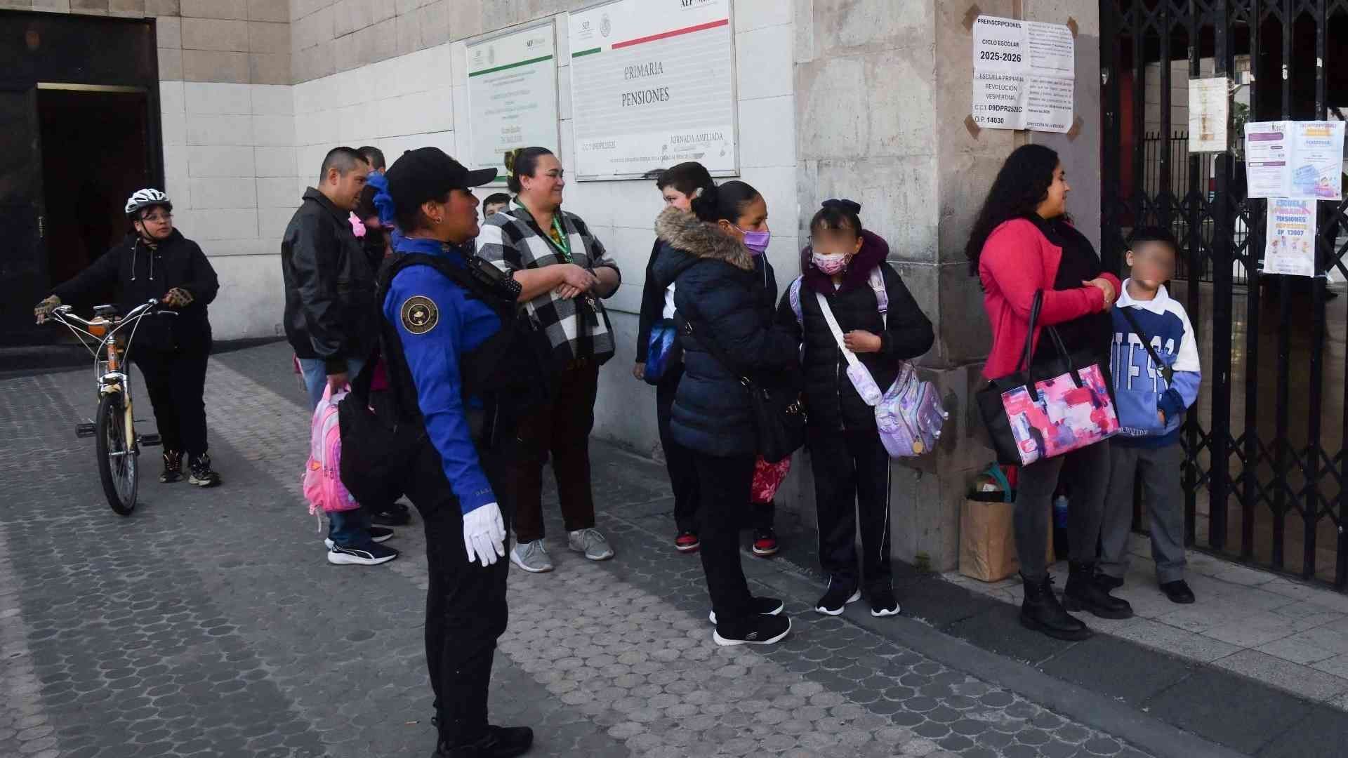 Alumnos y padres de familia en escuelas primaria de la CDMX