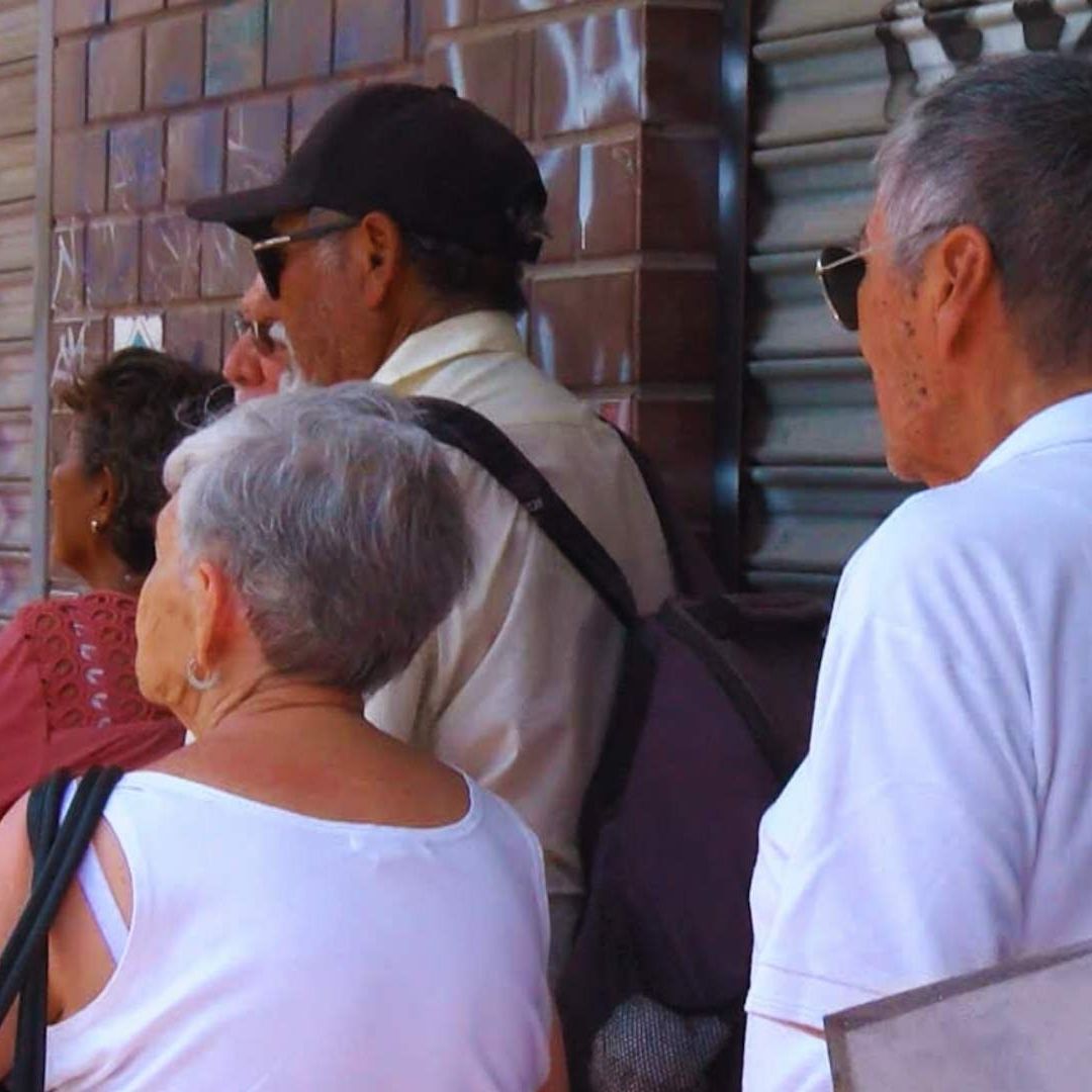 Adultos Mayores Molestos por las Condiciones en las que Esperan |Foto: N+