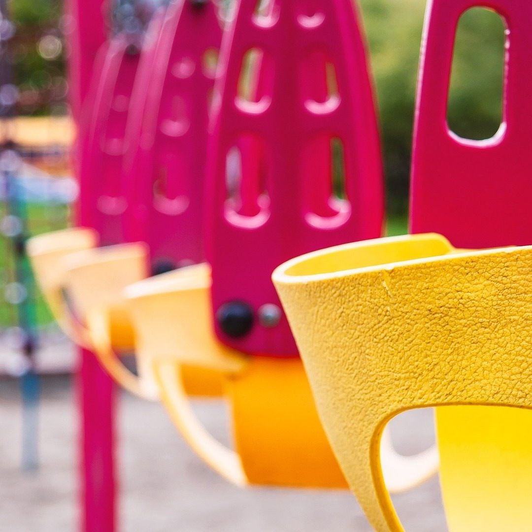 Columpios para niños en parque