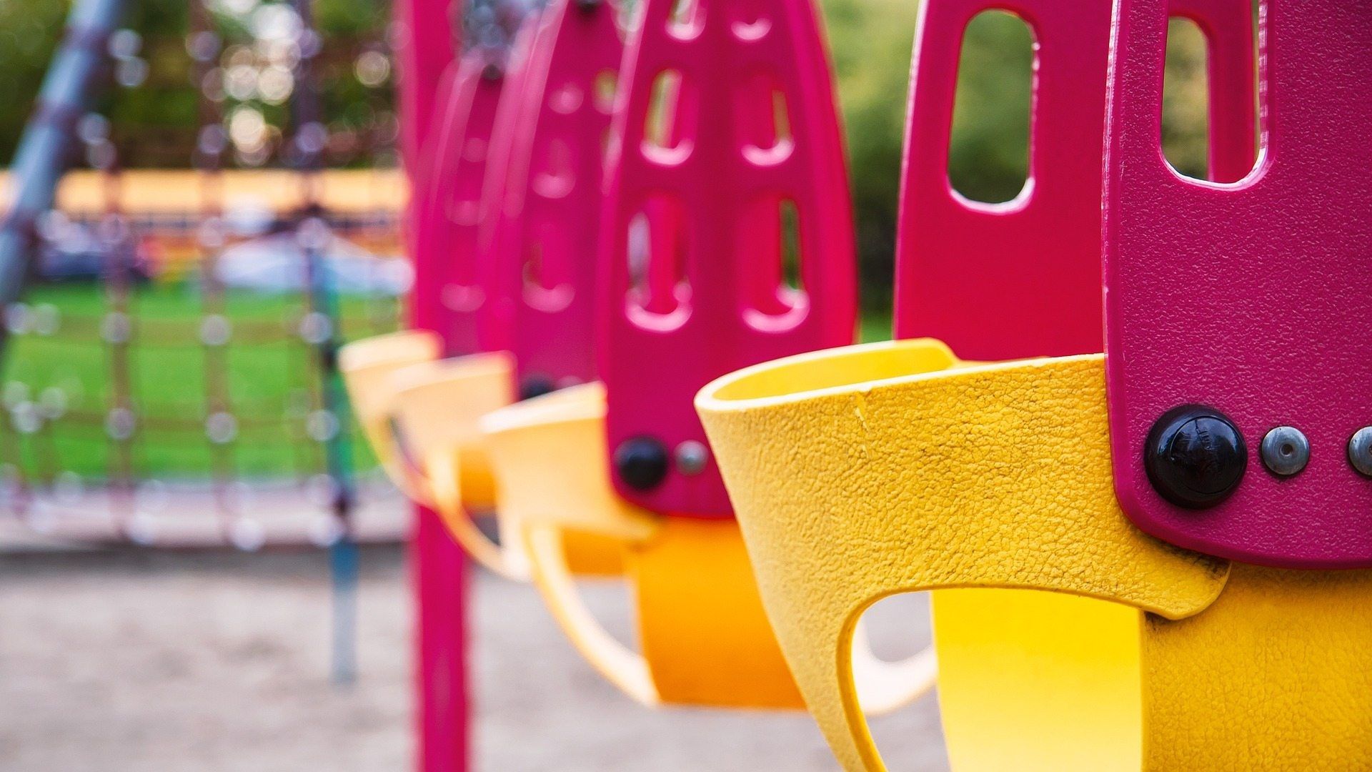 Columpios para niños en parque
