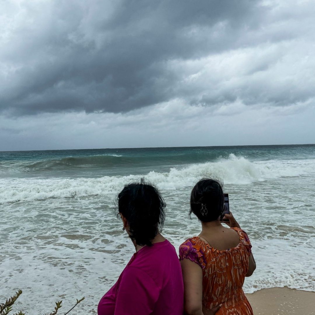 Los turistas miran las olas del mar mientras el huracán Beryl pasa cerca de Bridgetown, Barbados