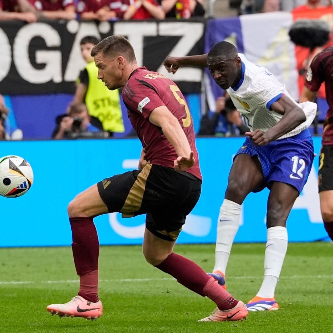 El disparo de Randal Kolo Muani fue desviado por Jan Vertonghen. Foto AP