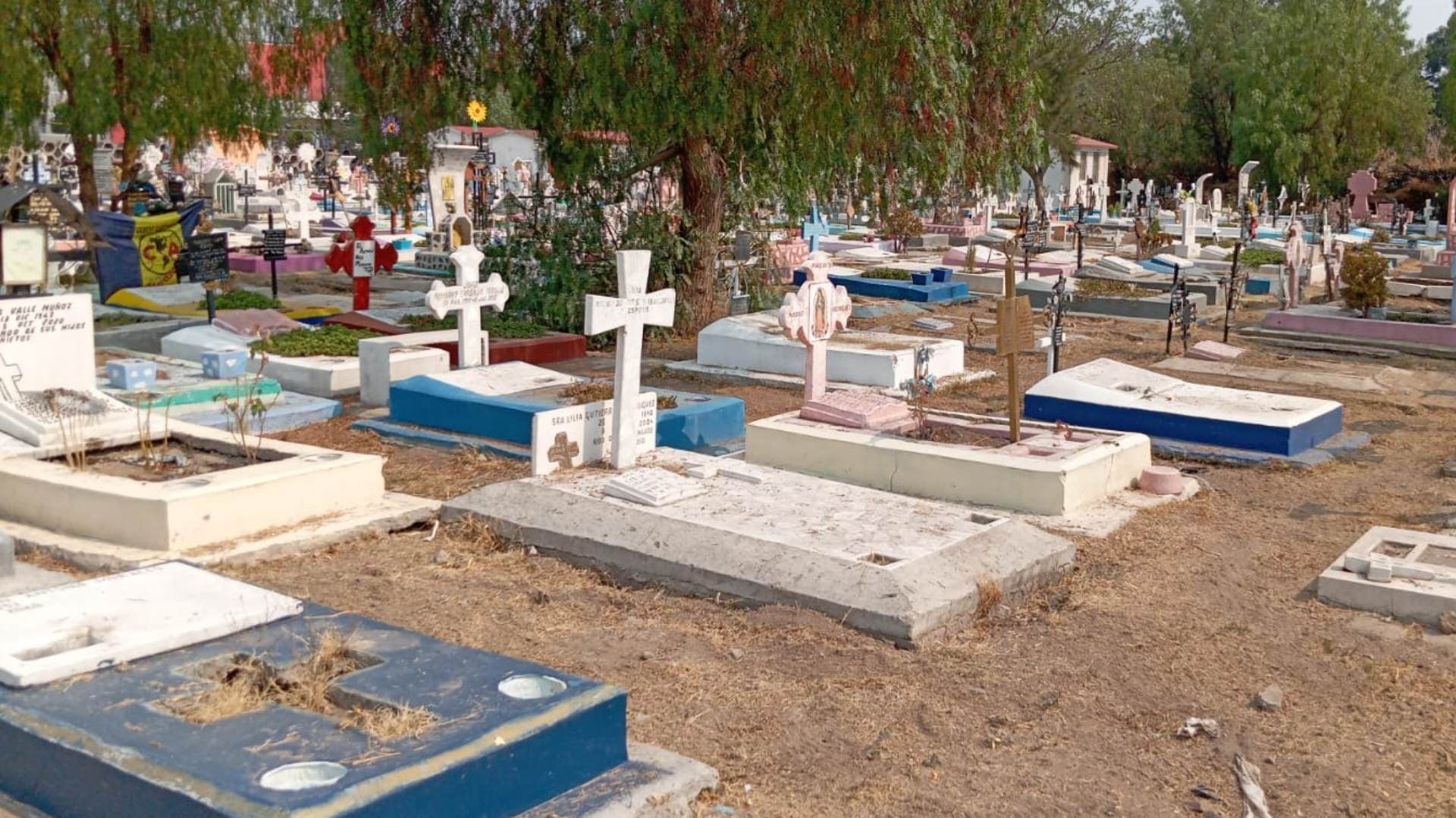 ¿Santería? Detienen a Dos Hombres Con Frascos con Restos Humanos en Panteón de Iztapalapa