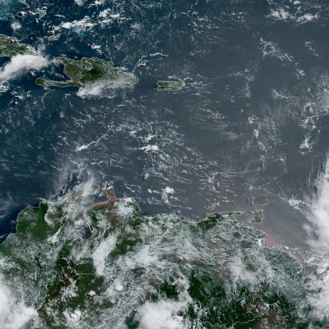 Huracán Beryl se Debilita a Categoría 3, Continúa su Avance en el Mar Caribe