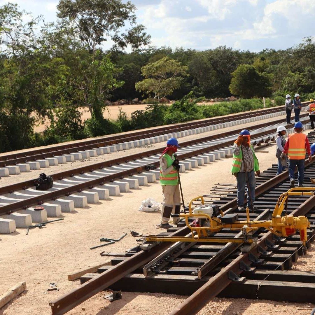 Cuadrillas de trabajadores con balasto en el proyecto del Tren Maya