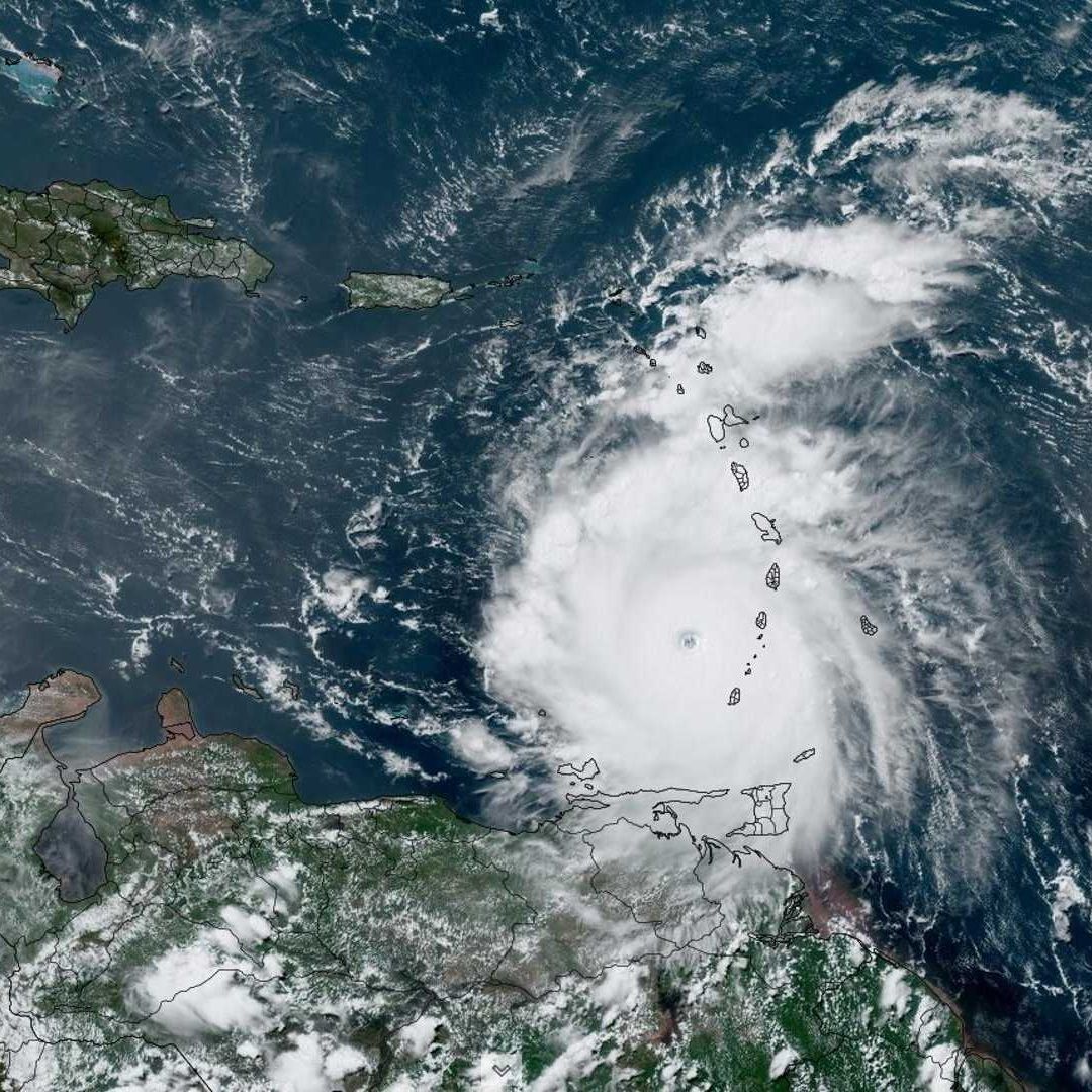 El Huracán Beryl continúa su desplazamiento hacia la Península de Yucatán. Aquí lo puedes seguir en vivo