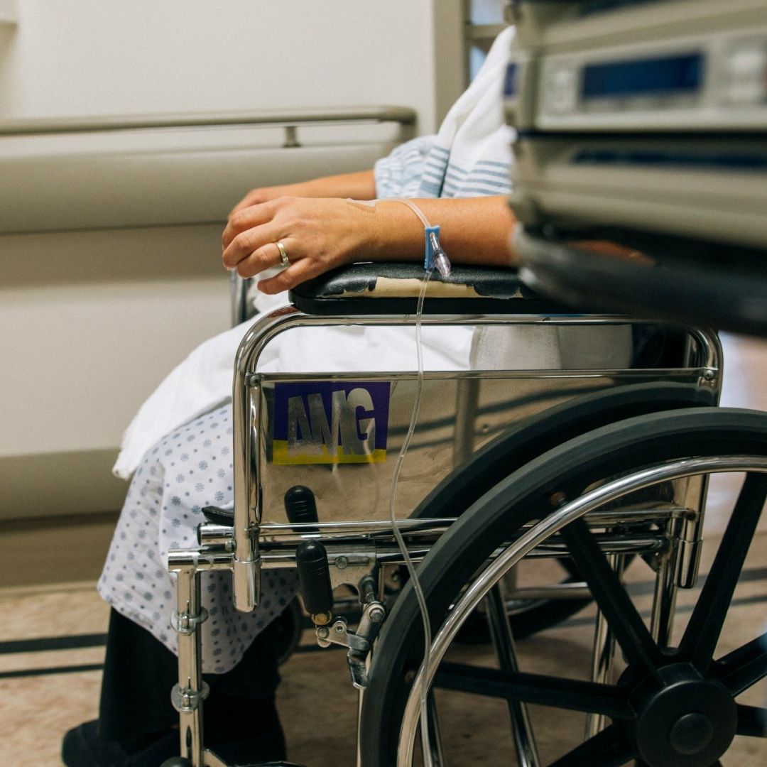 Mujer Se Hace Tratamiento para Eliminar Grasa Abdominal y Termina en Silla de Ruedas