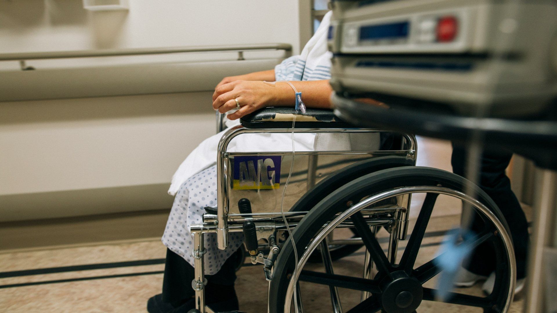 Mujer Se Hace Tratamiento para Eliminar Grasa Abdominal y Termina en Silla de Ruedas
