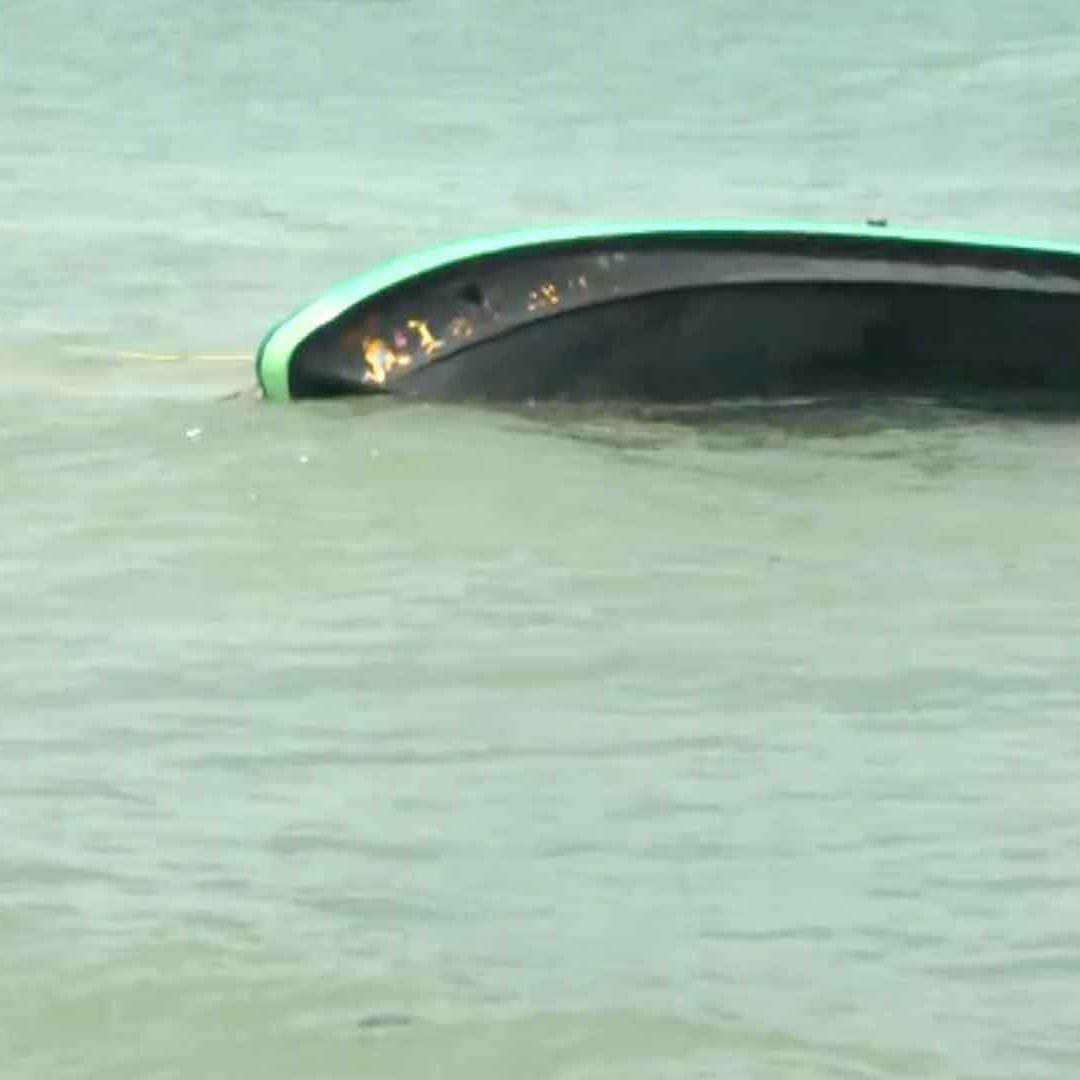 Lancha con Pescadores se Voltea en el Río Pánuco al Chocar con un Tronco