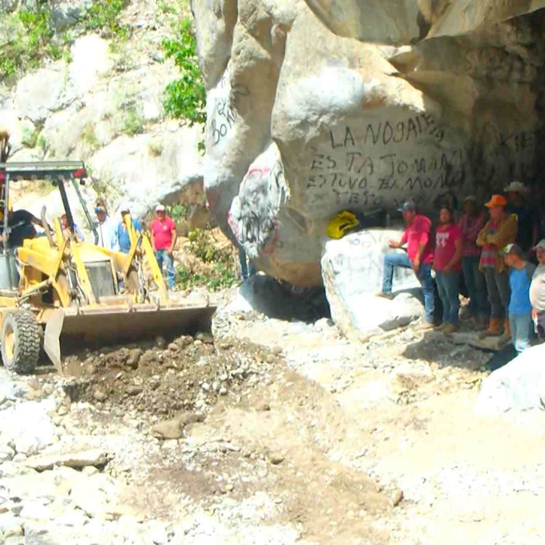 Pobladores de Santiago, Nuevo León reconstruyen caminos
