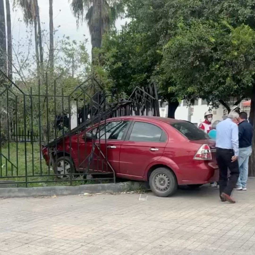 Auto choca y se mete a escuela en el Centro de Monterrey
