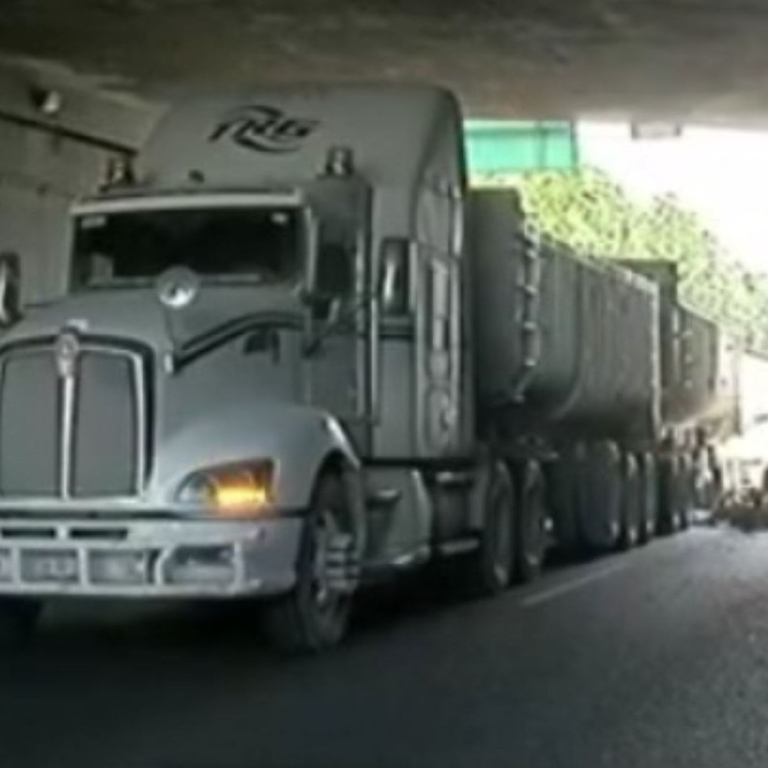 Motociclista Muere Tras ser Arrollado por Tractocamión en Monterrey