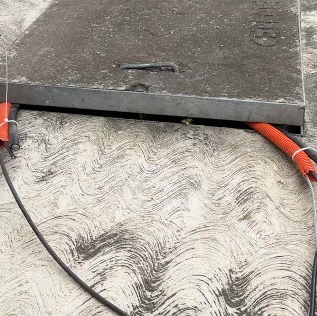 Los cables de alta tensión que deberían estar subterráneo, se encuentran expuestos sobre la banqueta y conectados a un registro ubicado en la calle Berriozábal.