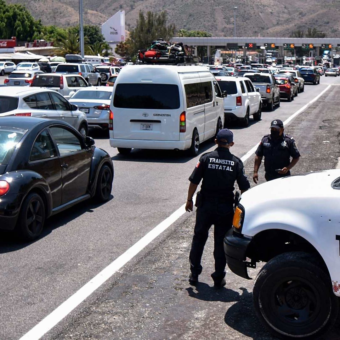 Fila de más de un kilómetro en la caseta de Palo Alto en Acapulco, Guerrero
