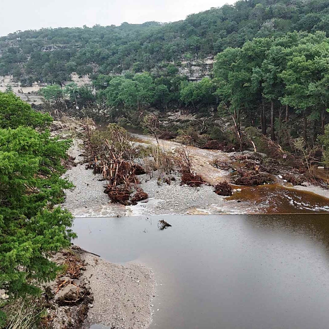 Vista aérea del Río Guadalupe y de daños por inundaciones cerca de Camp Mystic, Texas