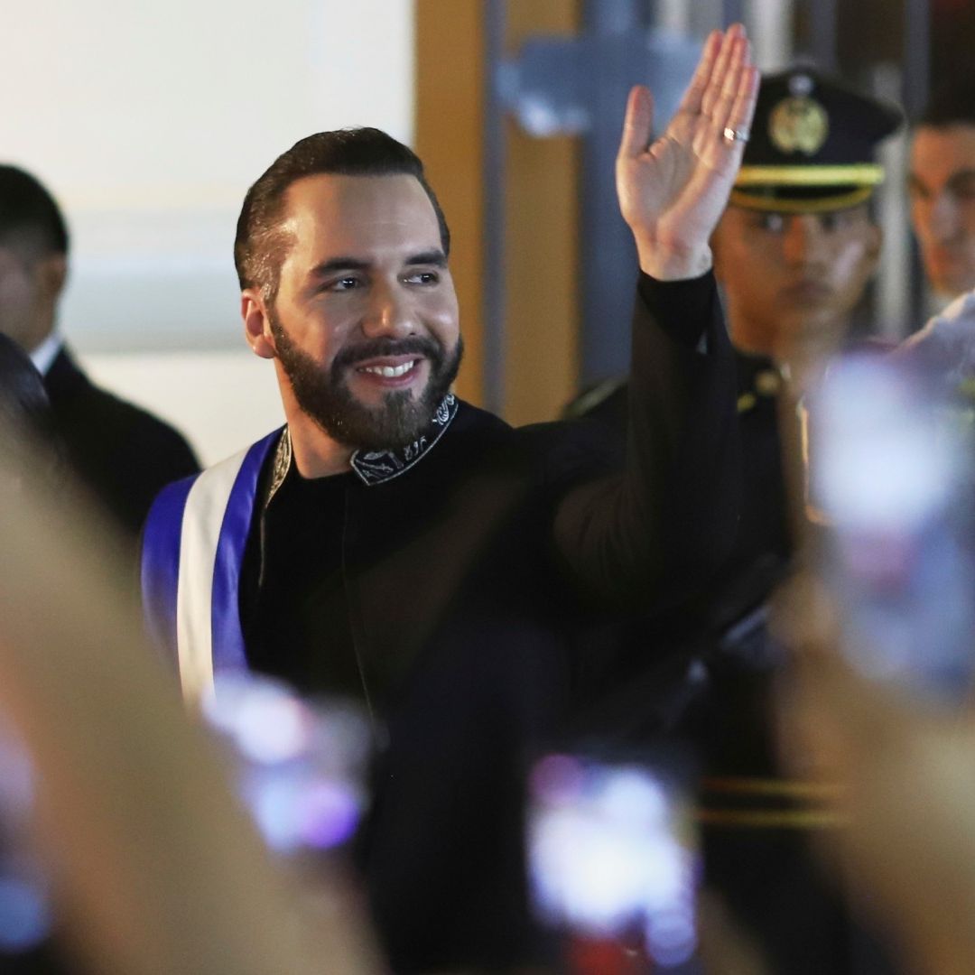 Nayib Bukele saluda a personas afuera del Teatro Nacional