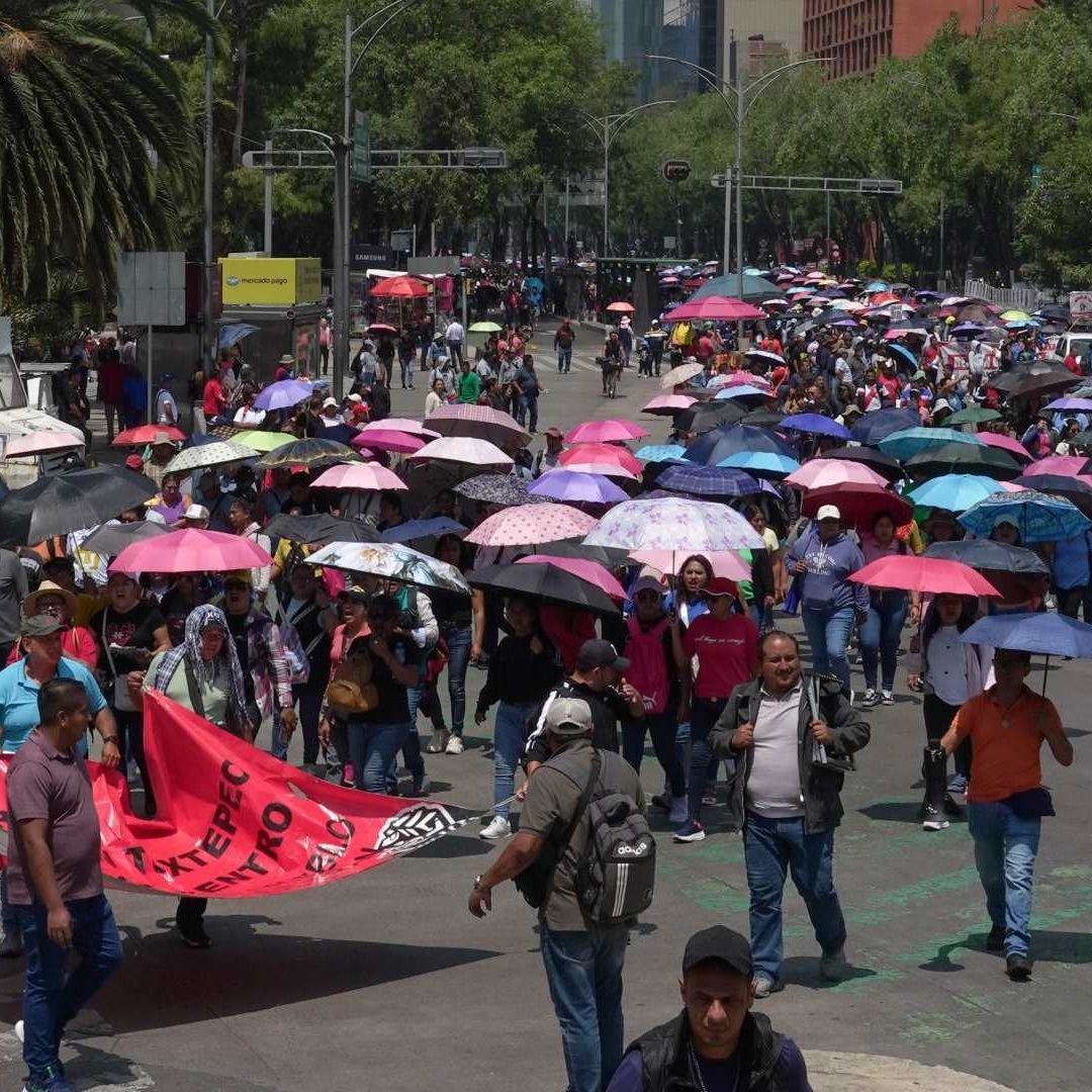 Marcha de maestros de la CNTE en Reforma, CDMX