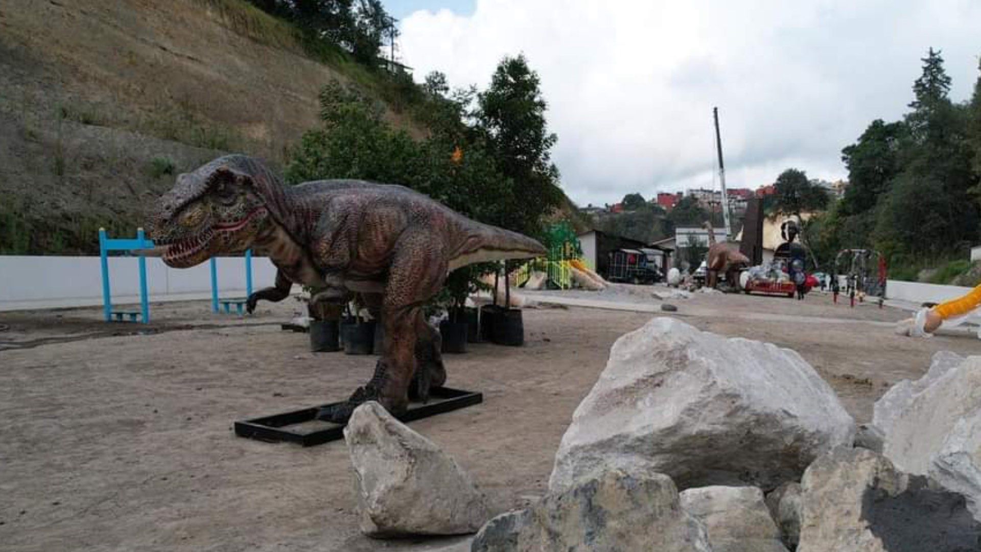 Muere joven tras deslave de tierra y derrumbe de barda en Teziutlán, Puebla.