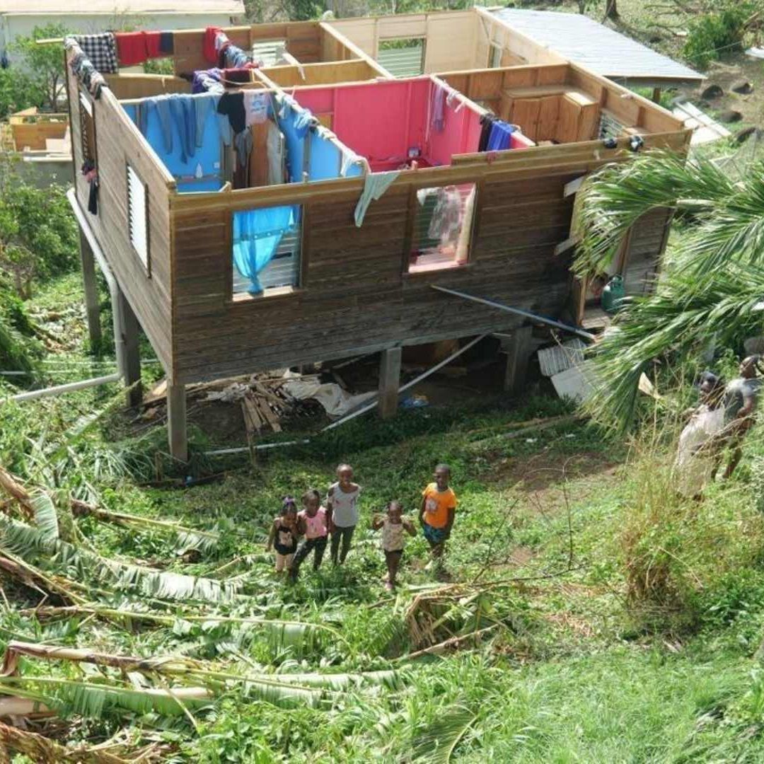 Niños afectados por el paso del huracán Beryl en e