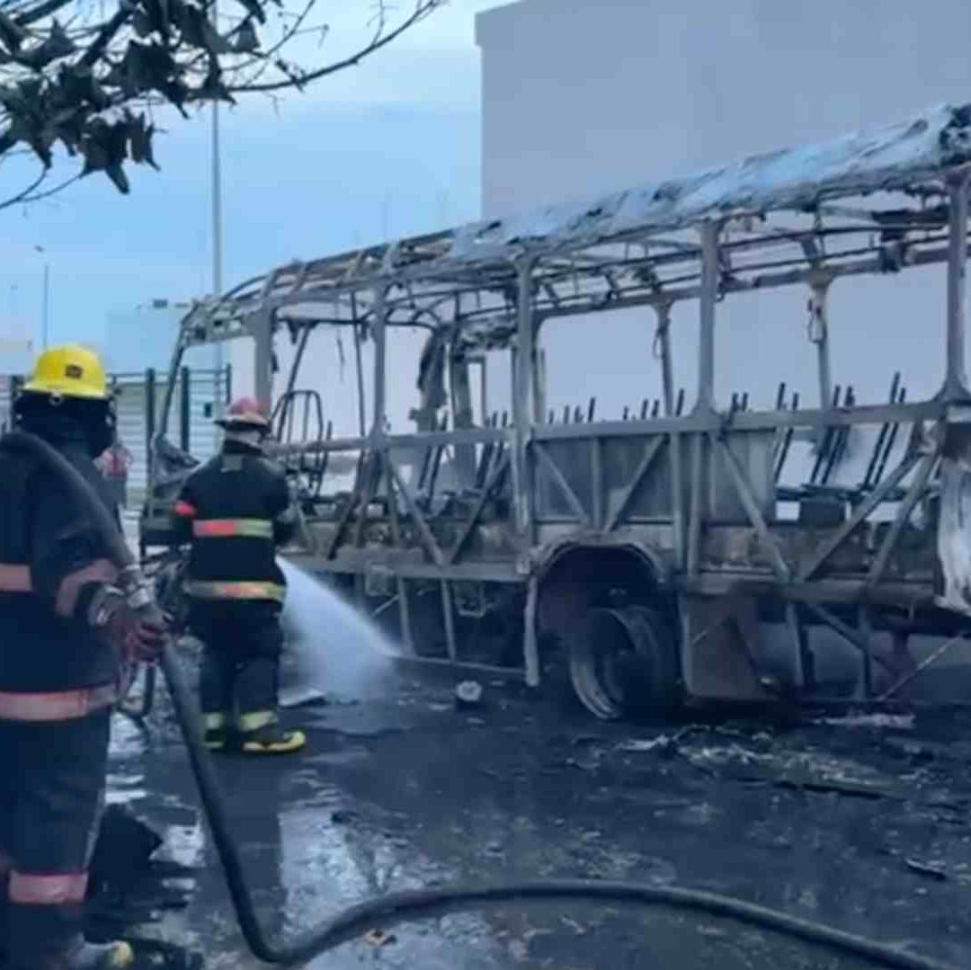 Vehículo consumido por las llamas tras incendiarse