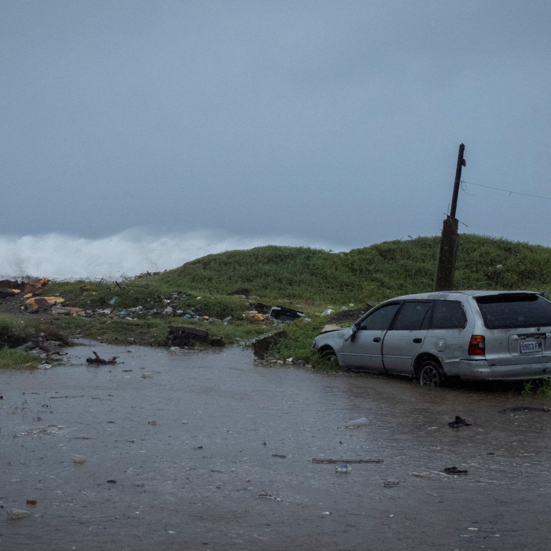Huracán Beryl se Debilita a Categoría 3 en el Mar Caribe
