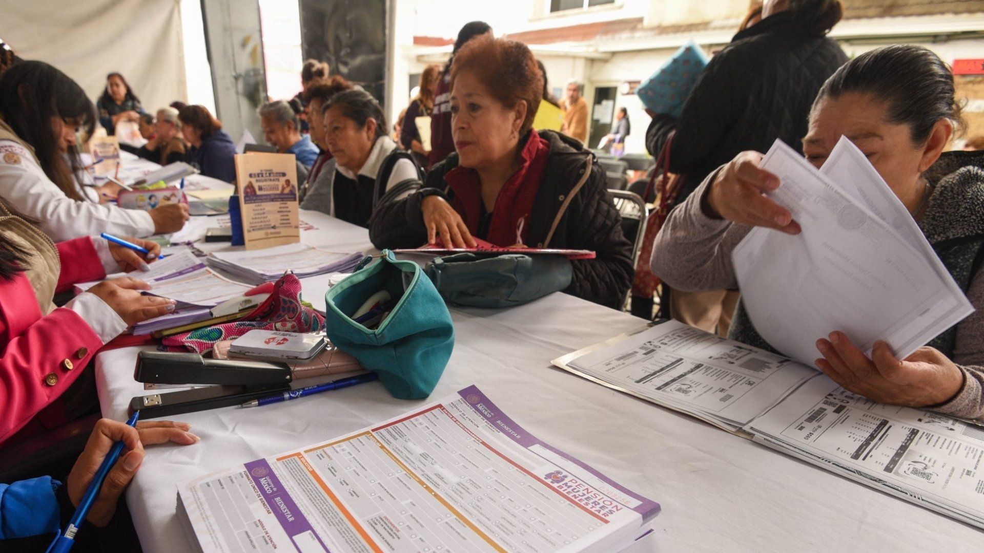 Pensión Mujeres Bienestar 30 a 64 años requisitos y cómo obtener apoyo de 3,200 pesos en 2025